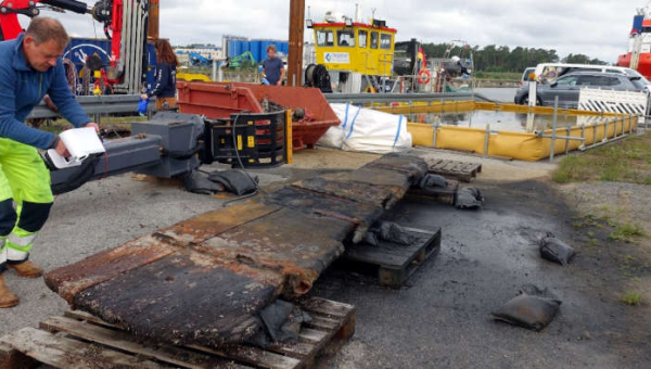 Recovery and relocation of a ship's rudder in the Bay of Greifswald