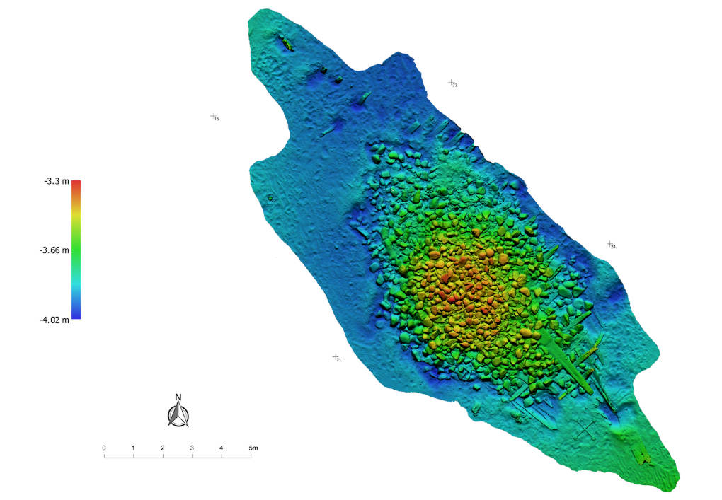 Multibeam Aufnahme der initialen Fundsituation vor Beginn der Arbeiten. Auffällig ist die große Menge an Ballaststeinen, mit denen das Schiff versenkt wurde.